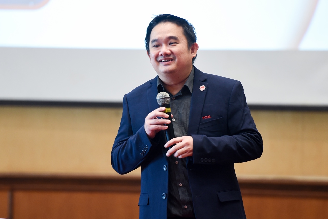 穿着西装笔挺的男子手里拿着男人的照片

中度可信度描述已自动生成
