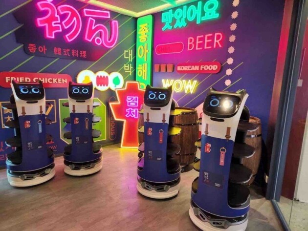 台湾最大餐饮集团“王品”导入普渡机器人,丰富客户用餐体验!(图1)