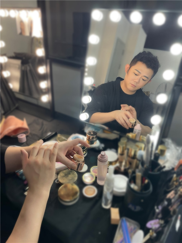 拆解美妆新流量密码:馥碧诗李东田上海时装周秀场专业底妆(图1)