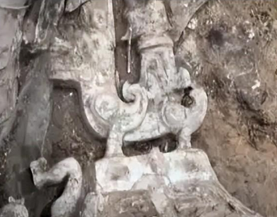 三星堆发现第一对带翅膀神兽 展现出古蜀人的惊人想象力(图2)