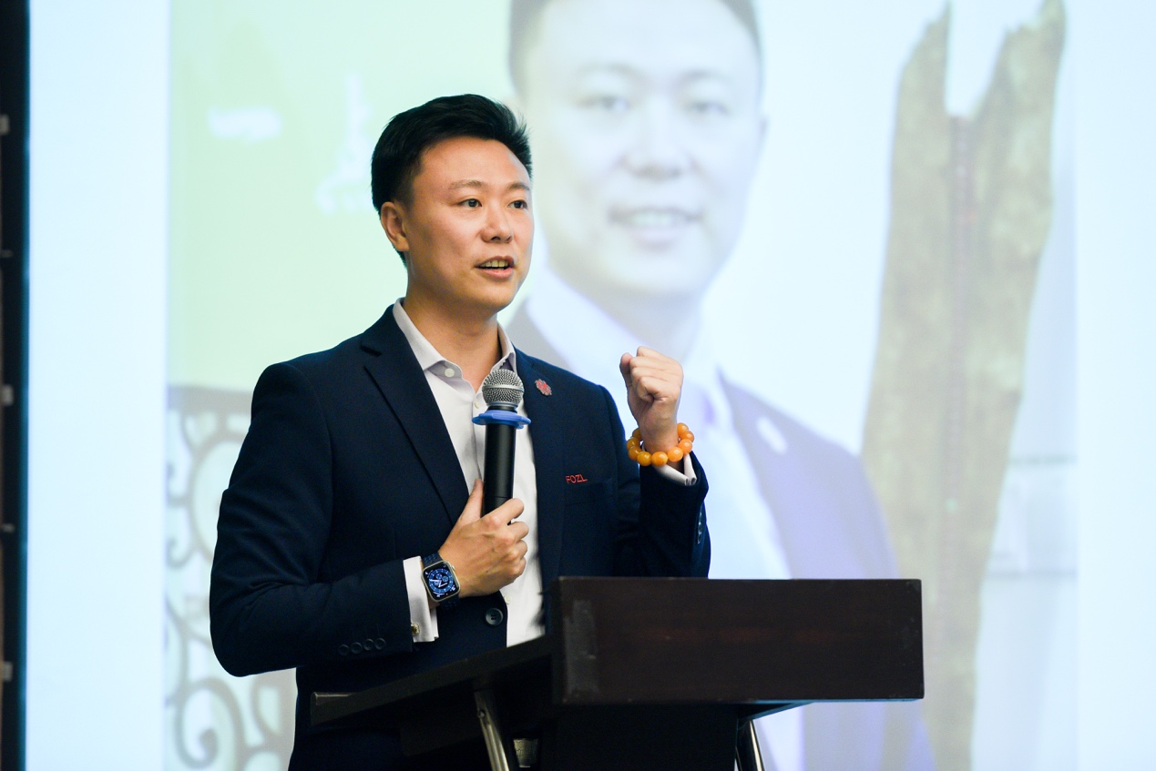穿西装的人手上拿着手机

中度可信度描述已自动生成