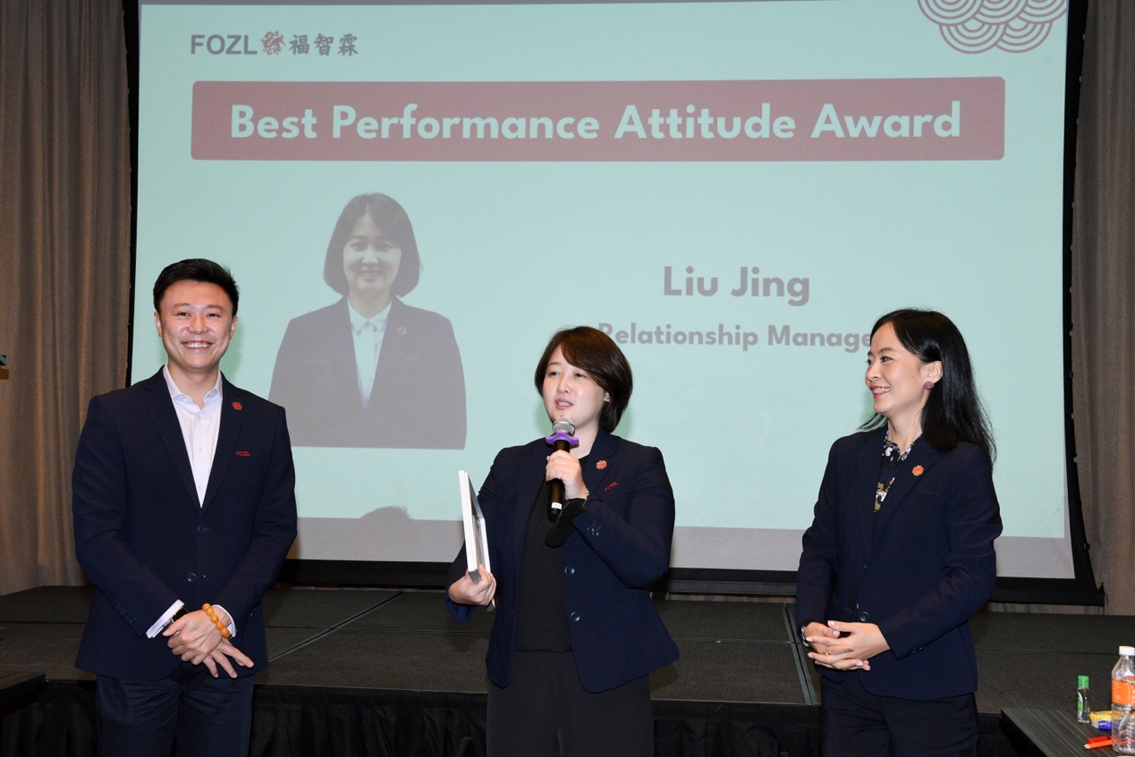 A group of people standing in front of a screen

Description automatically generated with medium confidence