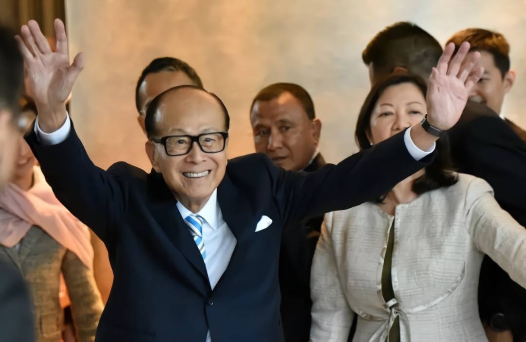 
                            李嘉诚家族减配房地产
