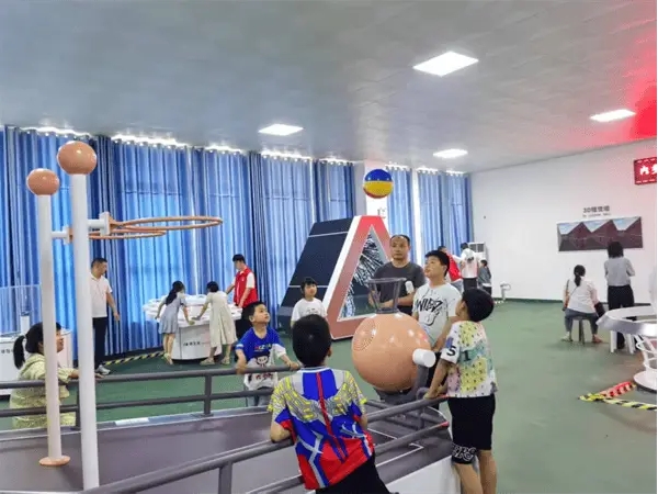 河南内乡：体验科技魅力 放飞创新梦想 