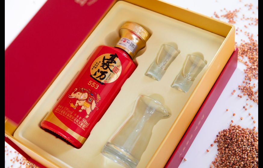 团聚餐桌上的豪迈白酒:文化、情感与社交的交融(图1)