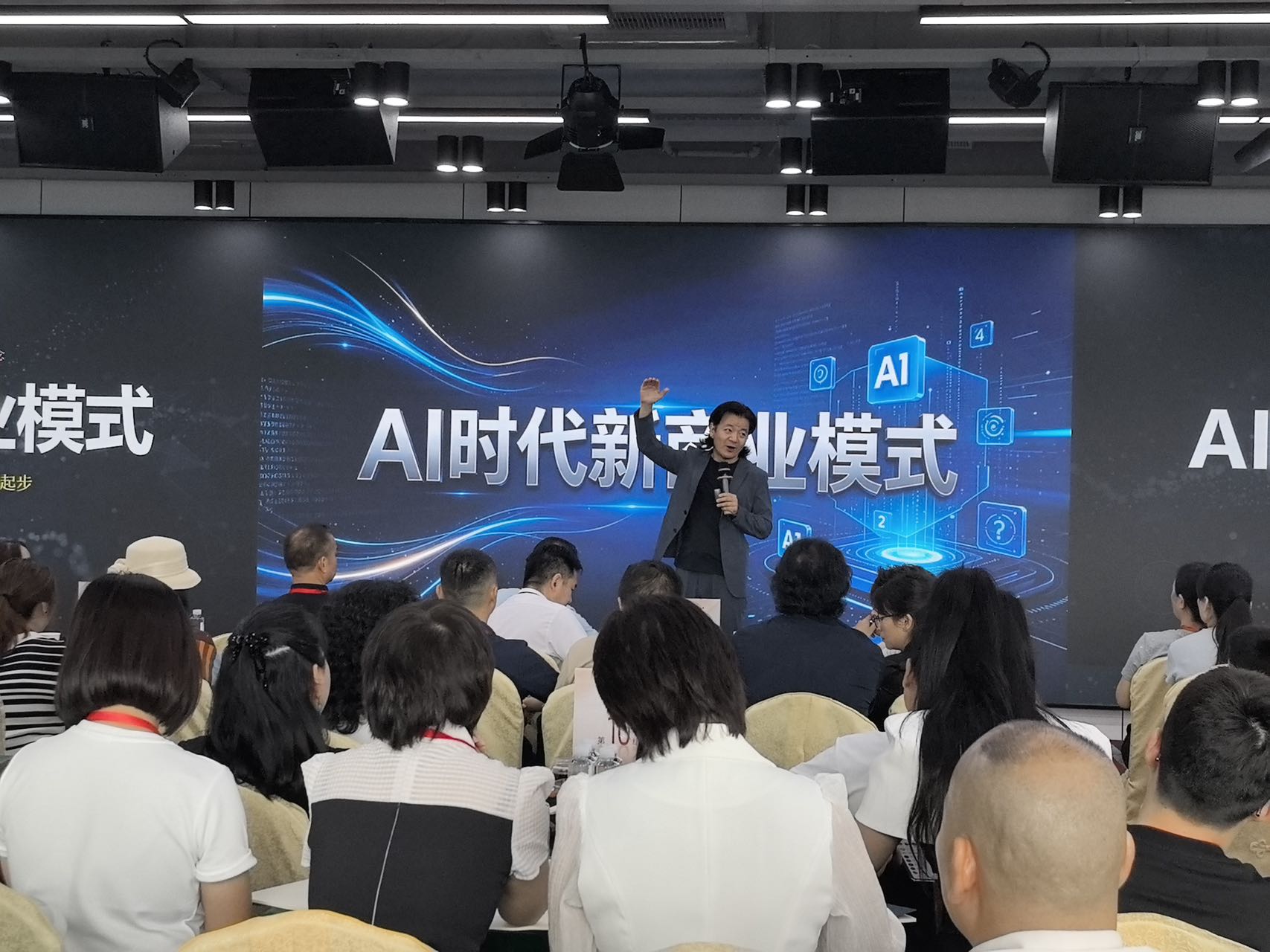 启新址·启新局|云仓酒庄深圳分公司乔迁升级,AI时代酒水新商业模式培训正式启动(图5)