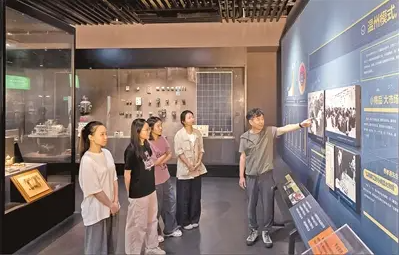 提出“建设有中国特色的社会主义”（伟大征