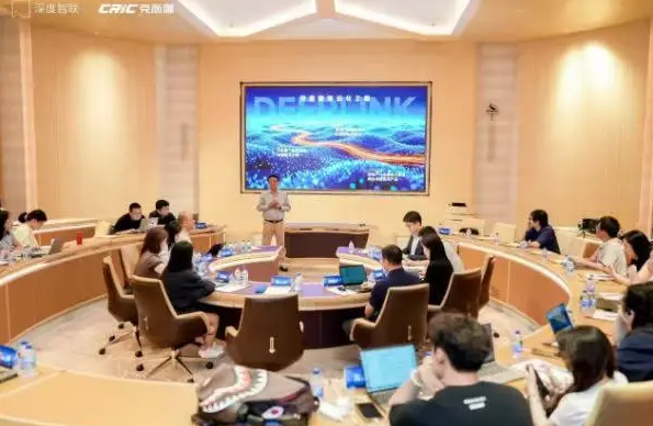克而瑞地产AI分析师“小瑞”上岗 人机协同发布2026上半年房地产报告及系列榜单 (图1) ScreenShot_2026-07-09_110456_893.png