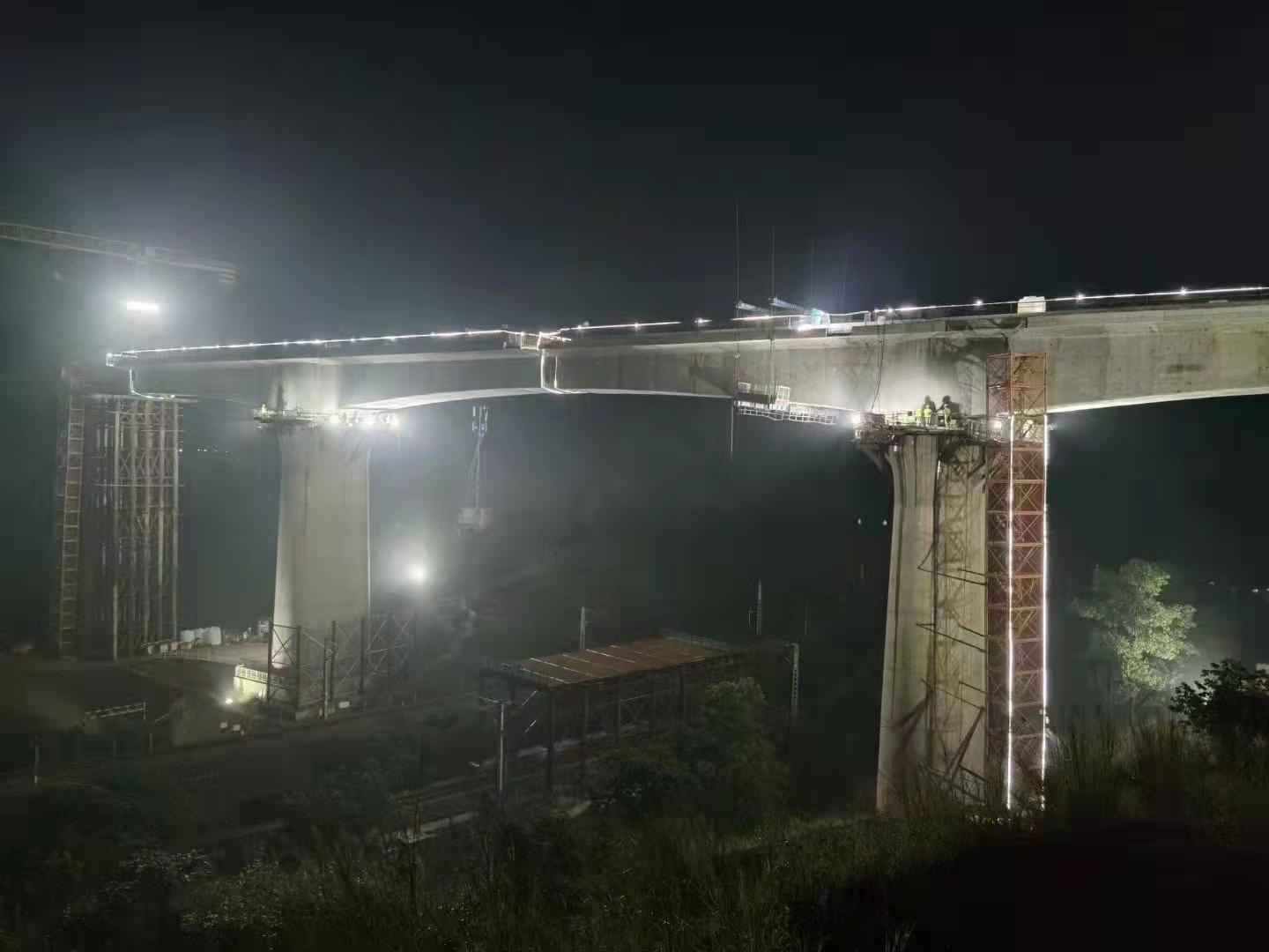 
		         广汕高铁重点工程跨京九铁路特大桥连续梁转体成功
		