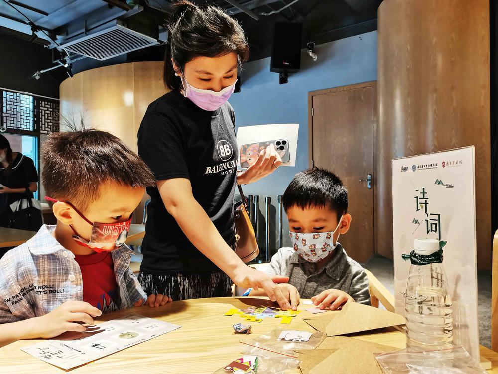 
		         阅读+粤剧，观众在“703粤书吧”体验二十四节气之美
