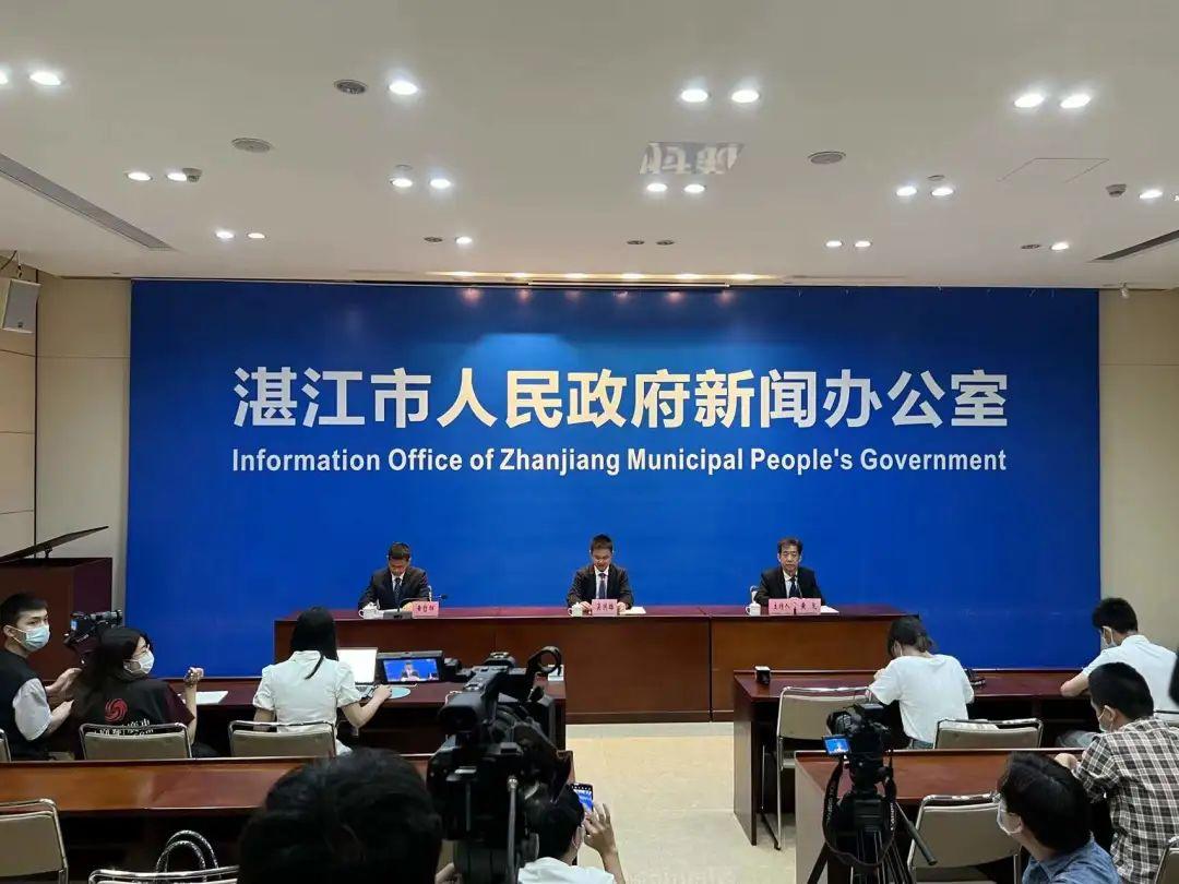 
		         本轮湛江发现10例阳性或疑似阳性个案，互为同事关系！
