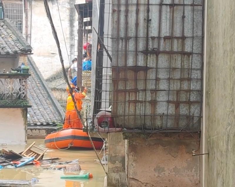 
		         广东清远：“橙”风破浪，消防全力以赴营救被困群众
	