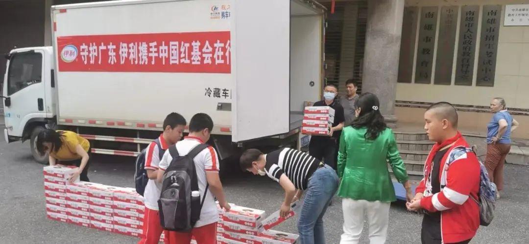 
		         伊利携手中国红十字基金会向南雄市捐赠爱心奶
		  