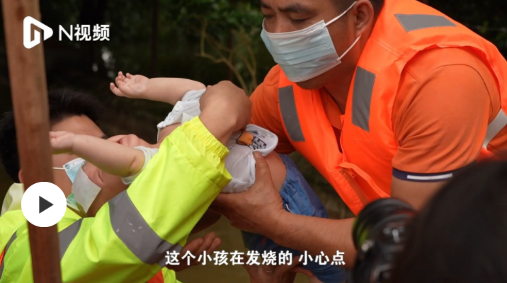 
		         清远2岁儿童持续发烧不退 洪水中警民划船顺利转运送医
