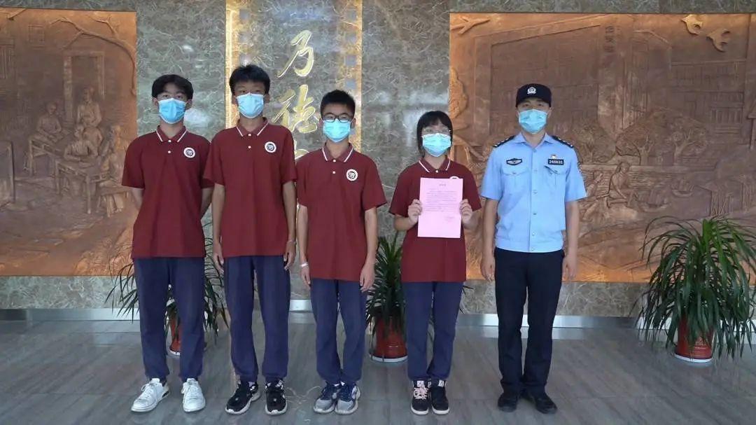 
		         一周警报丨广东特警百米高空飞扑救人；科研师生被困洪流得