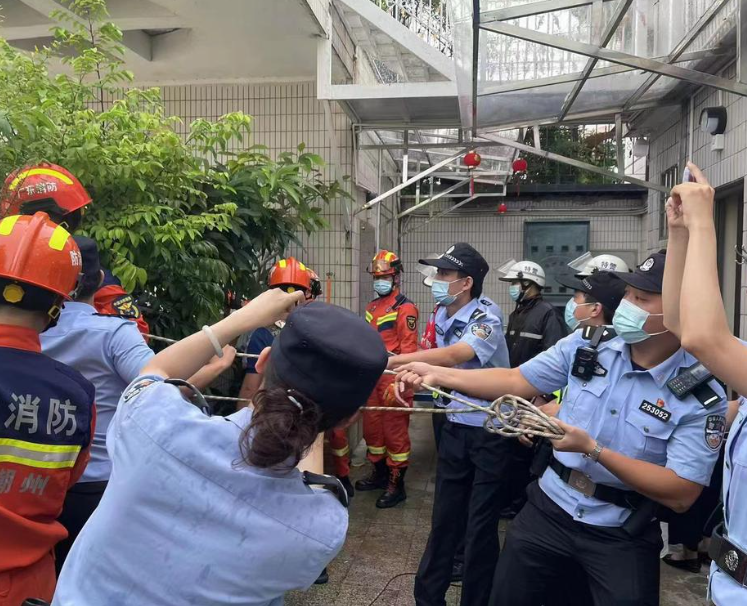 
		         【视频】危险！潮州特警20楼楼顶纵身一跃，勇救轻生女子