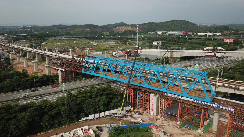 
		         广湛高铁建设取得突破性进展，首座钢桁梁拖拉到位
		