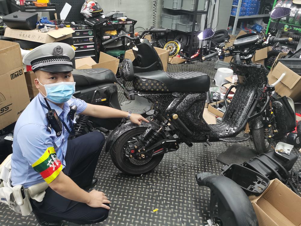 
		         一周警报丨两女生共骑一辆电动车，被小车撞伤后却负全责，