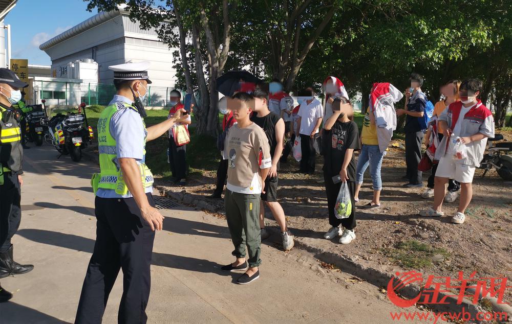 
		         核载6人的小车竟塞进了18人！超员载客的危害你知道吗？